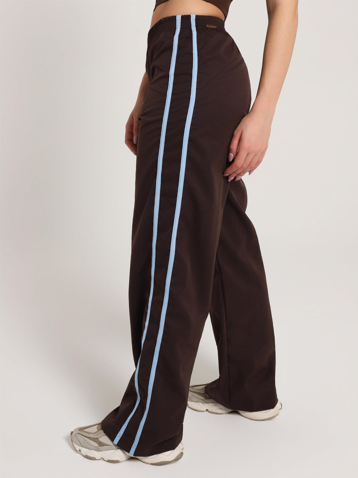 CALÇA TRACK BROWN COM AZUL SKY