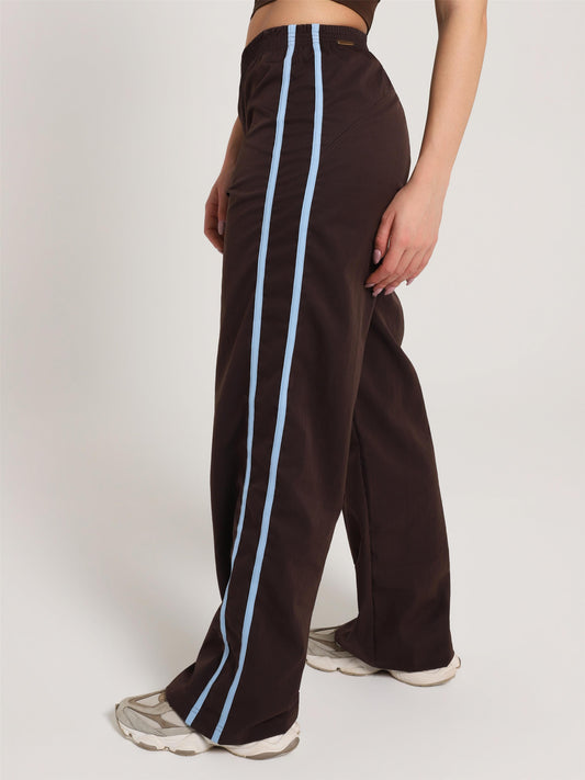 CALÇA TRACK BROWN COM AZUL SKY