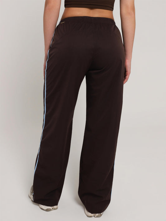 CALÇA TRACK BROWN COM AZUL SKY