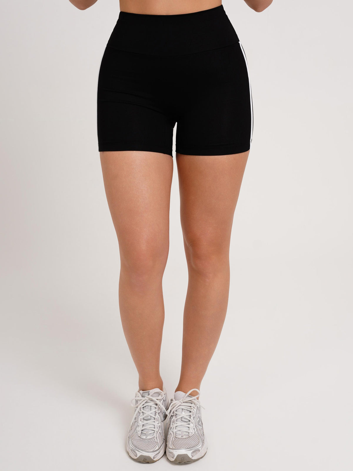 SHORT RETRÔ PRETO COM BRANCO