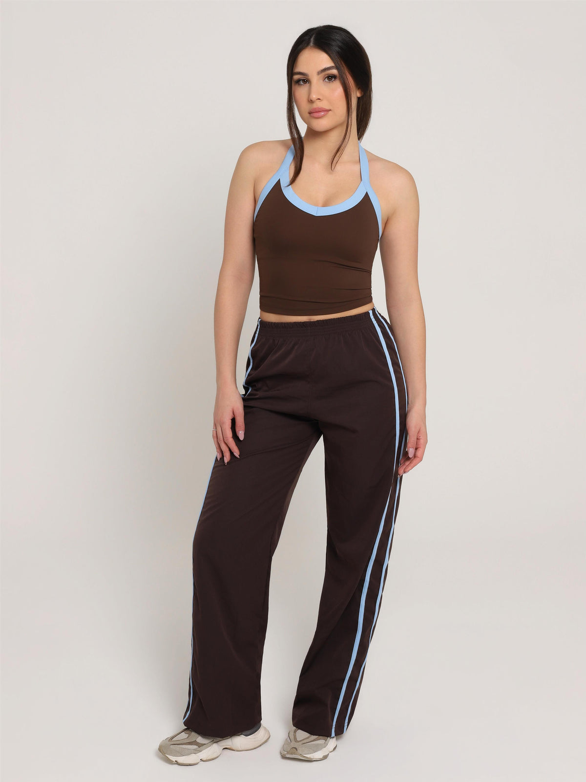 CROPPED TOUCH BROWN COM AZUL SKY