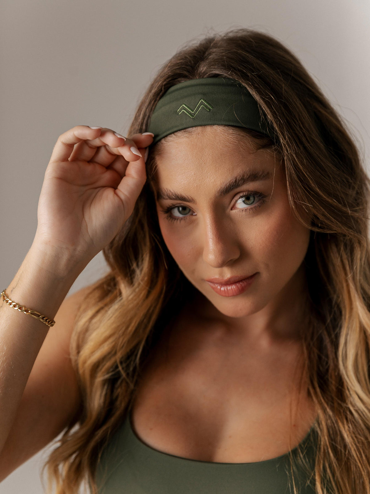 FAIXA DE CABELO BORDADA VERDE MILITAR