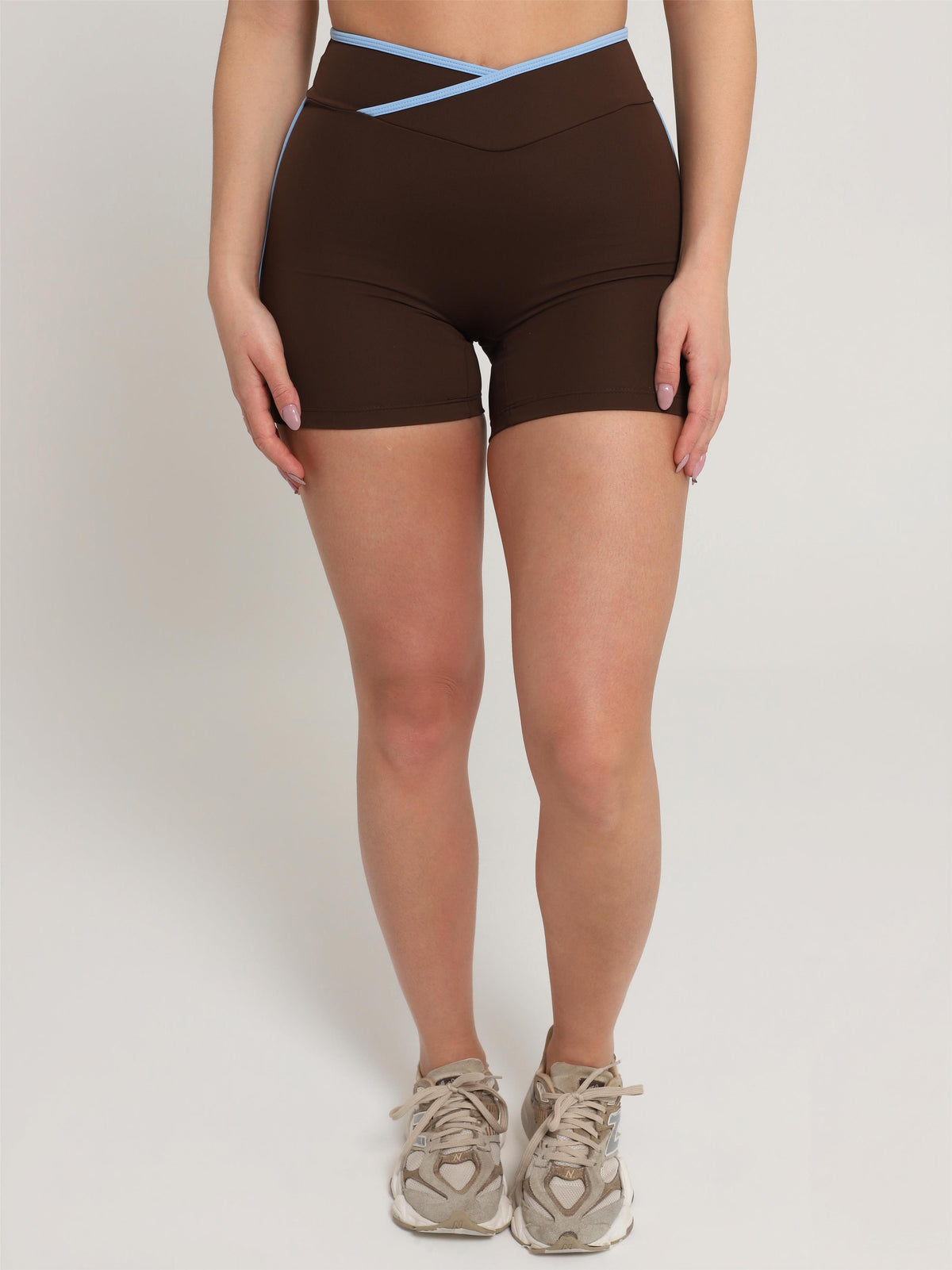 SHORT CONTRAST BROWN COM AZUL SKY